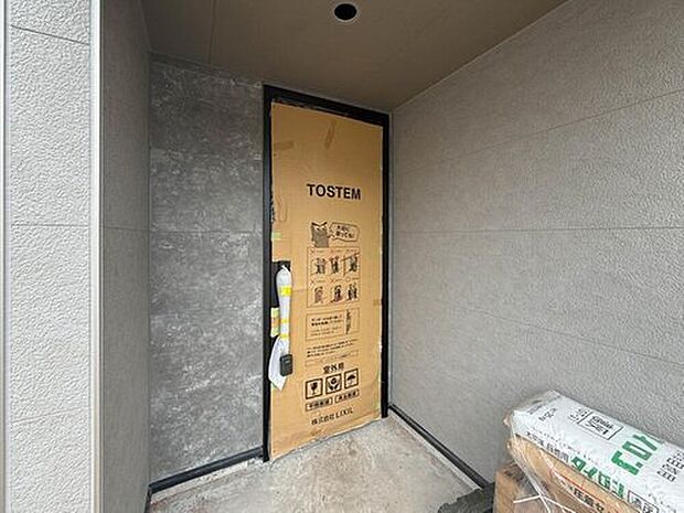 【玄関】玄関はおうちの顔と言われます。玄関アプローチは、外観デザインの印象を左右します。ご家族の個性を出しながら、素敵な玄関でお客様をお迎えしてください。