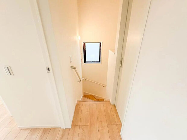 【【手すり付き階段】】手すりがないと階段の昇り降りで危険なことはもちろん、壁に手をつきながら歩くことで壁紙が汚れやすくなります。すべての方に快適に昇り降りしていただくため、手すりを設置しました。