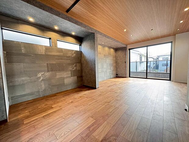 一日の中で多くの時間を過ごすリビングだからこそ、いつも穏やかな空間を。リビングは広々２１帖ございます。足元からじんわり暖まる床暖房を標準装備♪空気や肌が乾燥しにくく、また塵や埃も舞い上がりません。