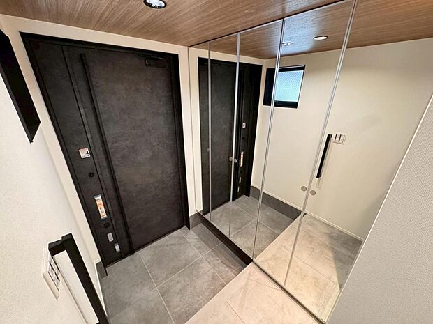 清潔感のある明るい空間でお客様をお迎えできます。シューズクロークを設置し、スッキリした空間が保てます。シューズボックスには姿見がございます。身だしなみを最終チェックしてお出かけください♪