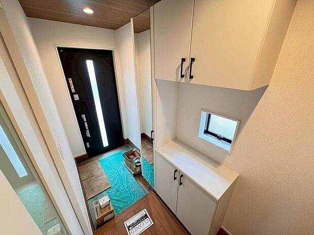 清潔感のある明るい空間でお客様をお迎えできます。シューズクロークを設置し、スッキリした空間が保てます。シューズボックスには姿見がございます。身だしなみを最終チェックしてお出かけください♪