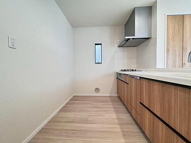 浄水器一体型水栓に3口グリルコンロ、食洗器と機能充実なシステムキッチンで、効率的な家事作業をサポート。キッチンワークが楽しくなります。