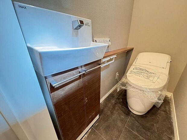 高機能タンクレスタイプのトイレを採用。見た目の美しさだけではなく、お手入れ・お掃除が簡単なのも重要なポイントです。