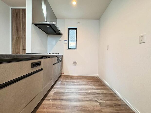 機能充実のシステムキッチンです。浄水器一体型水栓に3口グリルコンロ、食洗器と充実しておりママの家事をサポート致します。【施工例写真】