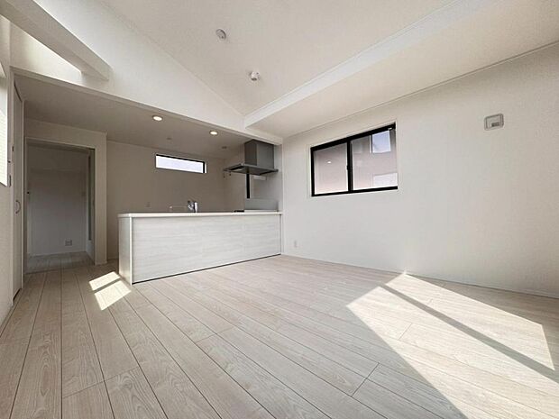 リビングはご家族やお客様との時間など、多くの時を刻む空間。建築家が吟味を重ねたこだわりの設計です。