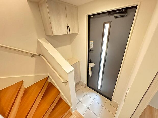 清潔感のある明るい空間でお客様をお迎えできます。シューズクロークを設置し、スッキリした空間が保てます。