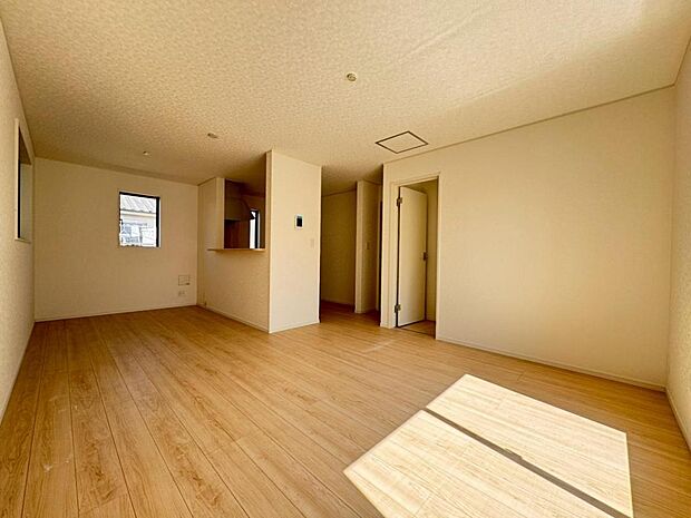 一日の中で多くの時間を過ごすリビングだからこそ、いつも穏やかな空間を。窓外から差し込む温かい陽光をたっぷり取り込める設計です。プライベートも充実した快適なリビング空間です。