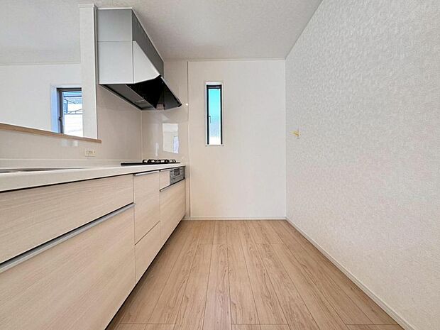 機能充実のシステムキッチンです。浄水器一体型水栓に3口グリルコンロ、食洗器と充実しておりママの家事をサポート致します。