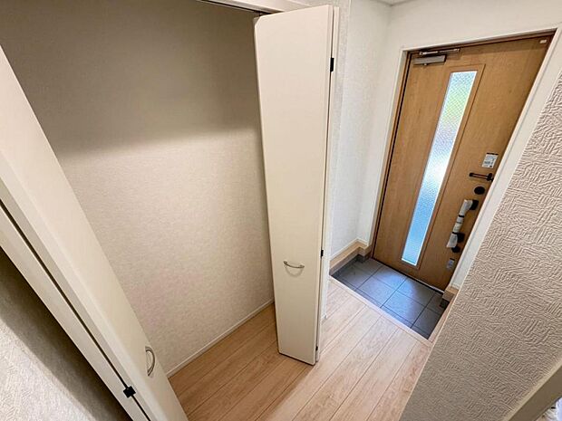 来訪者が訪れた時に一番最初に出会う場所。窓を設ける事で、明るい空間でお迎え、お見送りが出来ます。