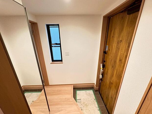 清潔感のある明るい空間でお客様をお迎えできます。シューズクロークを設置し、スッキリした空間が保てます。シューズボックスには姿見がございます。身だしなみを最終チェックしてお出かけください♪