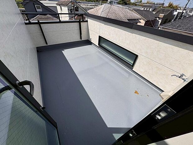 都会の喧騒の中でも、空の下にプライベート空間をもつ自慢のルーフバルコニー。天気の良い日は、リビングだけでなく、バルコニーでの楽しみ方も増えそうです。