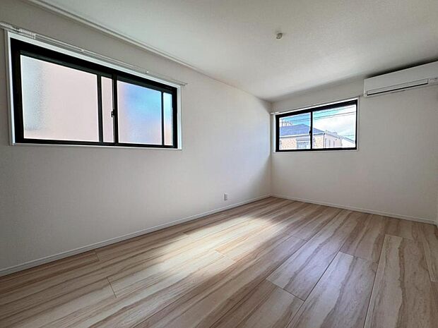 一日の中で多くの時間を過ごすリビングだからこそ、いつも穏やかな空間を。窓外から差し込む温かい陽光をたっぷり取り込める設計です。プライベートも充実した快適なリビング空間です。