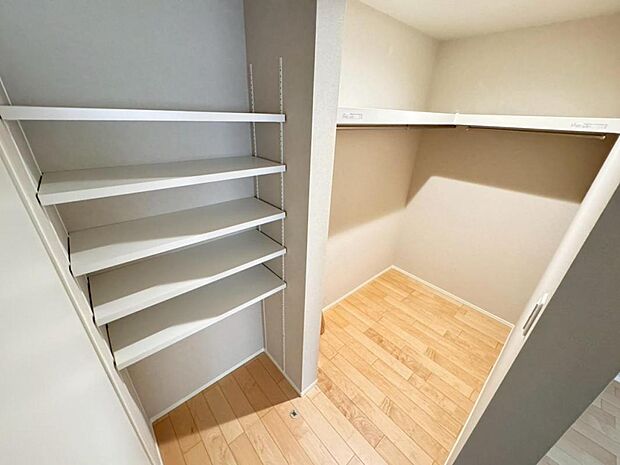 1階6.7帖の居室には大容量のウォークインクローゼットを設けました。お洋服をたくさんお持ちの方には嬉しいスペースです。