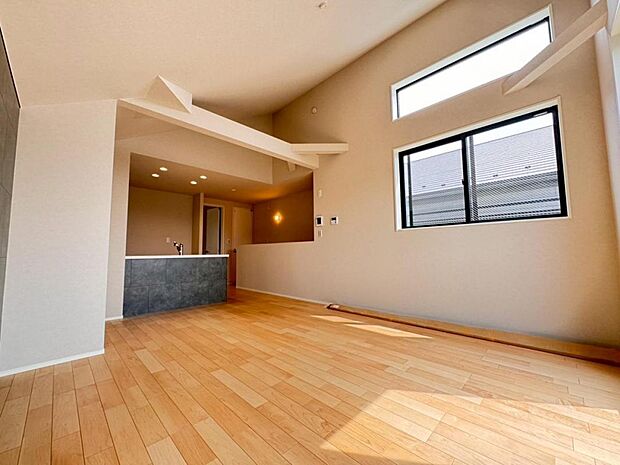 一日の中で多くの時間を過ごすリビングだからこそ、いつも穏やかな空間を。窓外から差し込む温かい陽光をたっぷり取り込める設計です。プライベートも充実した快適なリビング空間です。