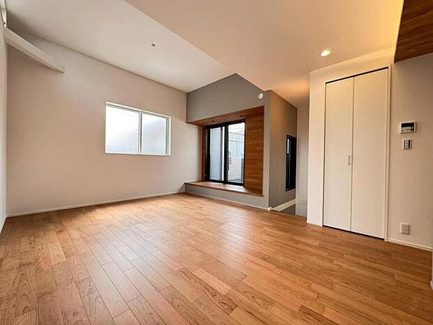 リビングはご家族やお客様との時間など、多くの時を刻む空間。建築家が吟味を重ねたこだわりの設計です。（1号棟）