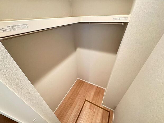 １階６．２帖の居室には大容量のウォークインクローゼットを設けました。お洋服をたくさんお持ちの方には嬉しいスペースです。