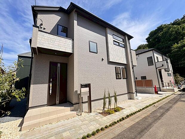 ゆったりと暮らしたい方はもちろん、子育てファミリーにもオススメのエリアです。「住み心地」に拘った設計と暮らしと家族を守る安心設備も充実しております♪