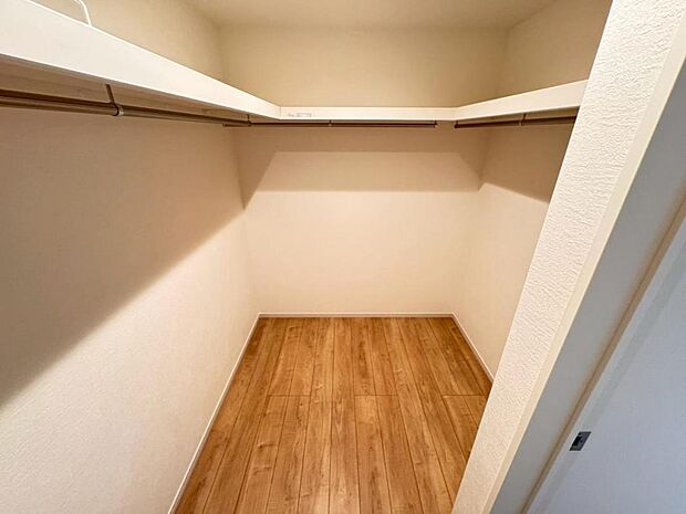 1階9.3帖、3階6.3帖の居室には大容量のウォークインクローゼットを設けました。お洋服をたくさんお持ちの方には嬉しいスペースです。