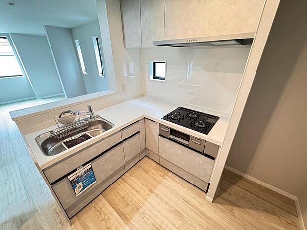 機能充実のL型システムキッチンです。壁付けなので油跳ねも気にせず存分にお料理に腕を振るっていただけます。