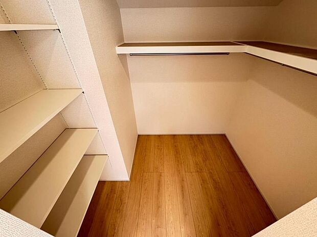 ２階７帖と６帖の居室には大容量のウォークインクローゼットを設けました。お洋服をたくさんお持ちの方には嬉しいスペースです。