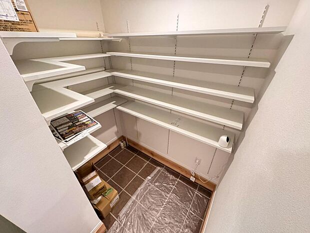 靴はもちろん、ベビーカーやアウトドア用品も収納できるシューズインクロークを完備。メインの玄関に靴が散乱せず、お客さまを気持ちよく招くことができます♪