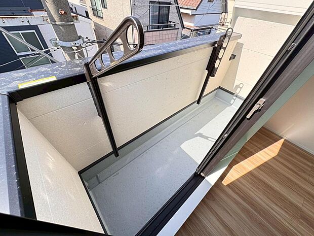 【バルコニー】陽当りの良いバルコニーはお洗濯物が効率よく乾きます。季節の光と風を感じられるとっておきの空間です。