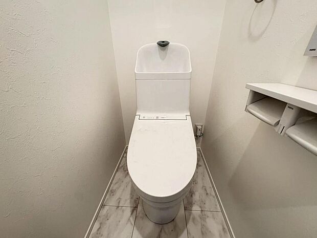 【トイレ】白を基調とし清潔感をデザインしたトイレ空間です。使い心地もしっかり追求した先進のトイレを搭載しております。