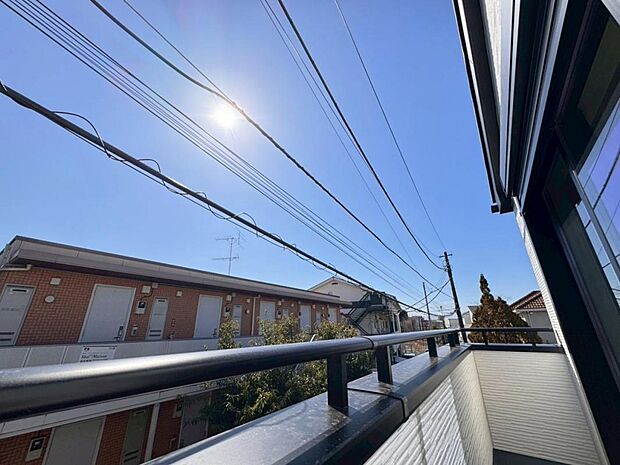 【眺望】陽当たり・通風・開放感・眺望に恵まれた環境です。周辺は高い建物がなく青い空が遠くまで広がります。