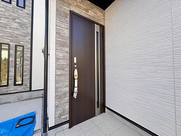 【玄関】お家の第一の顔とも言える「玄関」。清潔感のあるシンプルな空間で大切なお客様をお迎えします。