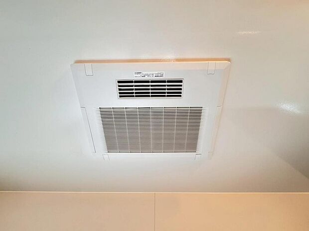 【浴室換気乾燥機】「浴室換気乾燥機」は梅雨の季節や春先の花粉の季節、最近ではPM2.5や黄砂の飛来対策としても外干しせずに室内で乾燥できるため、とても便利です。