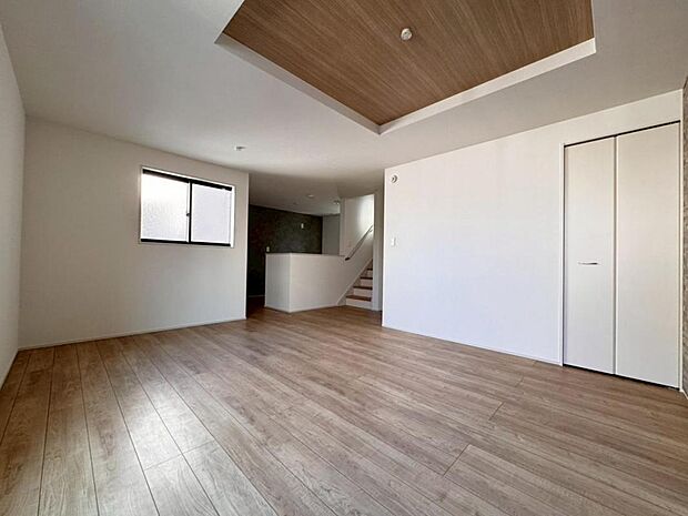 【ダイニング】リビングは16帖ございます。外からの視線が気になりにくい2階リビング。プライベートを守りながら、ご家族との楽しい時間をお過ごし頂けます。