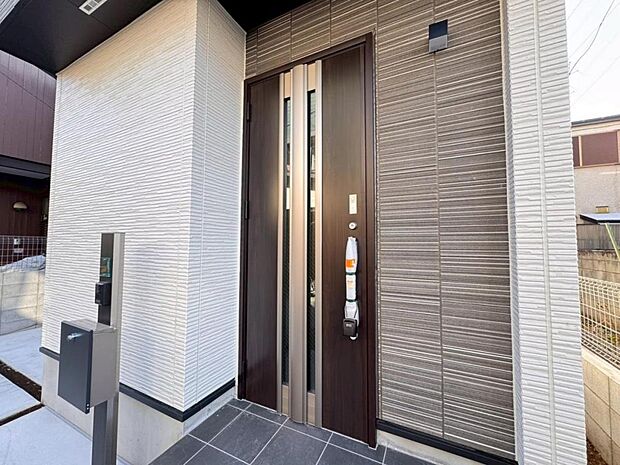 【玄関】お家の第一の顔とも言える「玄関」。清潔感のあるシンプルな空間で大切なお客様をお迎えします。