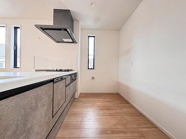 【キッチン】機能充実のシステムキッチンです。浄水器一体型水栓に3口グリルコンロ、食洗器と充実しておりママの家事をサポート致します。