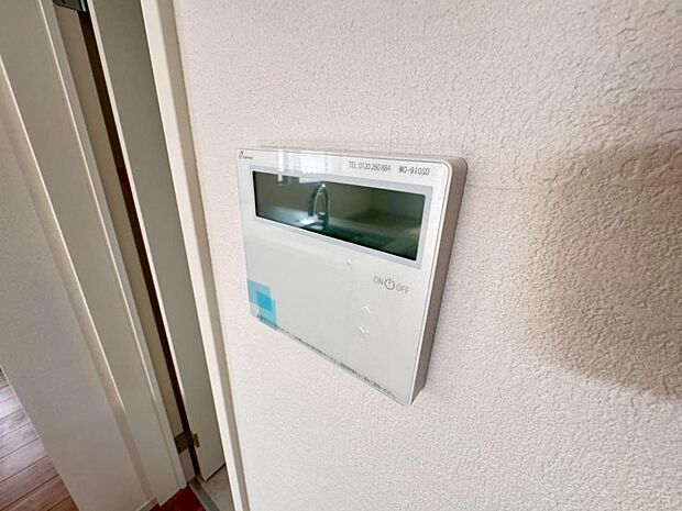 【床暖房】足元からじんわり暖まり、空気や肌が乾燥しにくく、また塵や埃も舞い上がりません。コードがなく室内はスッキリするので小さなお子様やペットがいるご家庭にも最適です。