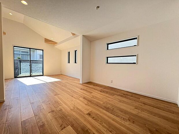 【ダイニング】リビングは21.6帖ございます。外からの視線が気になりにくい2階リビング。プライベートを守りながら、ご家族との楽しい時間をお過ごし頂けます。