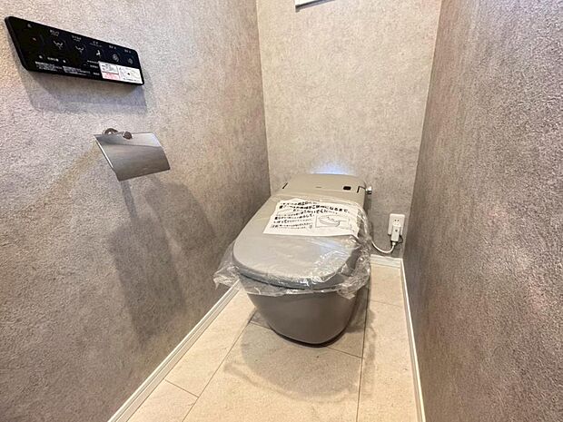 【トイレ】高機能タンクレスタイプのトイレを採用。見た目の美しさだけではなく、お手入れ・お掃除が簡単なのも重要なポイントです。