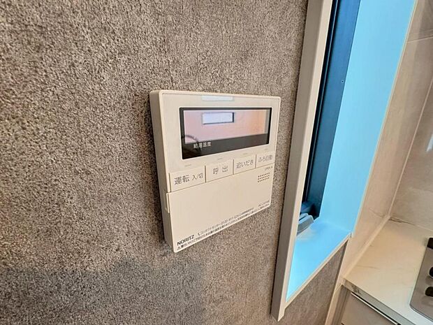 【オートバス】離れた場所からでも浴槽の操作が可能な追い焚き機能付きです。セミオート式になりますので操作も楽々。