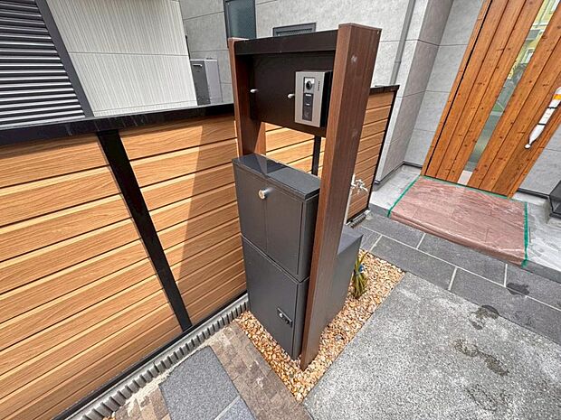 【宅配ボックス】不在時でも荷物が受け取れ、再配達依頼の手間が省ける宅配ボックスは、忙しい現代人のニーズに合った便利な設備です。（B号棟　宅配ボックス）