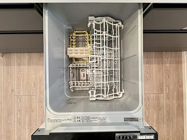 【食洗機】しつこい油汚れもサッと溶かして洗います。除菌も出来るので小さなお子様の食器洗いにも安心です。また、手洗いに比べて使用水量はごくわずか。時間と水道の節約になります。