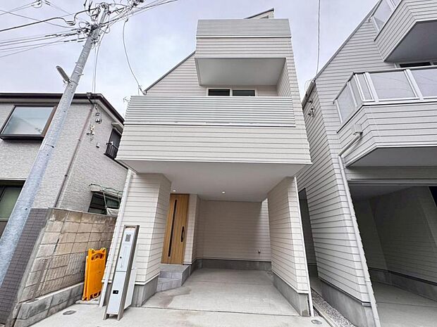 【外観】木造３階建て設計、４ＬＤＫ＋カースペース。暮らしを豊かにサポートする仕様設備や広々としたキッチンなど魅力が詰まったお住まいです。