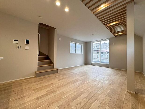 【ダイニング】リビングは１８帖ございます。外からの視線が気になりにくい２階リビング。プライベートを守りながら、ご家族との楽しい時間をお過ごし頂けます。