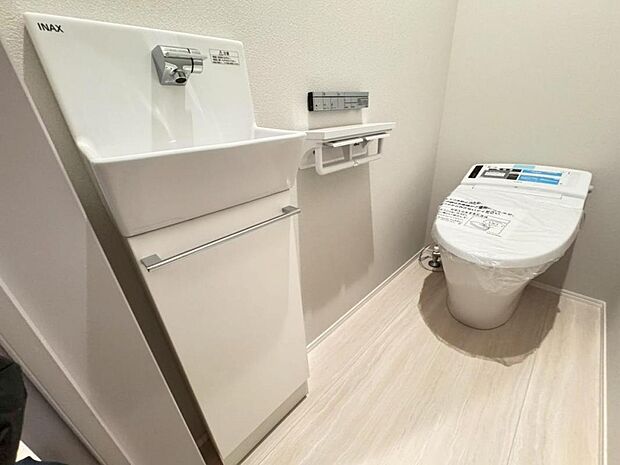 【トイレ】高機能タンクレスタイプのトイレを採用。見た目の美しさだけではなく、お手入れ・お掃除が簡単なのも重要なポイントです。
