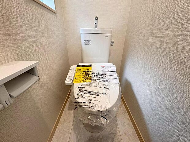 【トイレ】白を基調とし清潔感をデザインしたトイレ空間です。使い心地もしっかり追求した先進のトイレを搭載しております。
