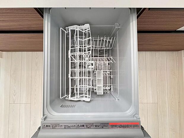 【食洗機】しつこい油汚れもサッと溶かして洗います。除菌も出来るので小さなお子様の食器洗いにも安心です。また、手洗いに比べて使用水量はごくわずか。時間と水道の節約になります。