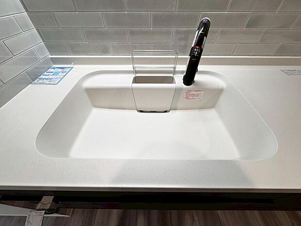 【浄水器一体型水栓】水栓の中に浄水カートリッジが組み込まれた「浄水器一体型水栓」です。ホースが伸びるのでシンクのお掃除も快適です。