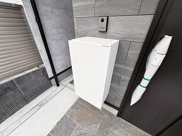 【宅配BOX】大型宅配物もしっかり保管出来る宅配BOXが設置されております。留守中の荷物の受け渡しもスムーズに♪長期不在時もご安心いただけます。