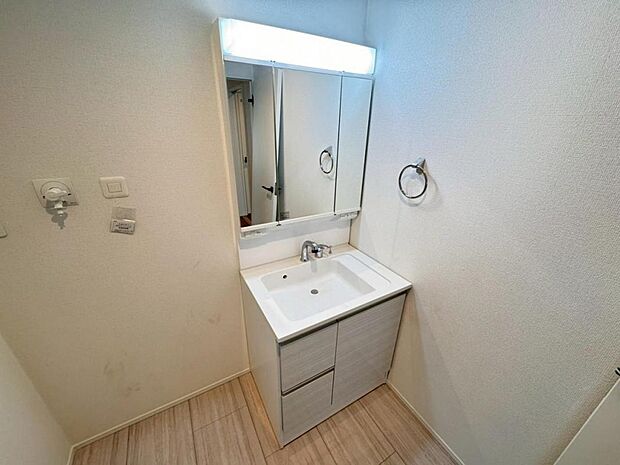 【洗面化粧台】実用性と機能美を兼ね備えた先進の洗面化粧台になります。耐水性や撥水性にも優れた仕様、3面鏡と一体となったキャビネットは収納力もUPします。