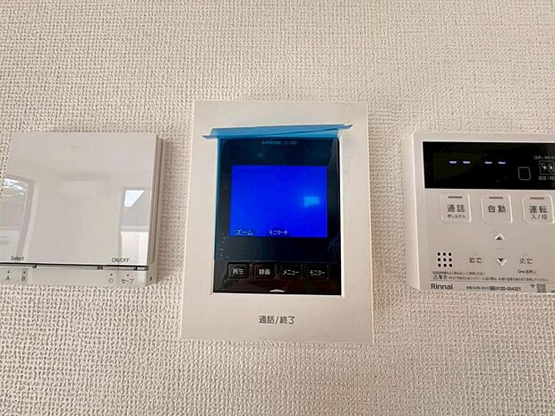 【モニター付インターホン】「モニター付インターホン」はドアを開ける前に訪問者の顔を確認できます。不審者や無用なセールスだった場合に玄関を開ける必要がなく、防犯性を向上してくれます。