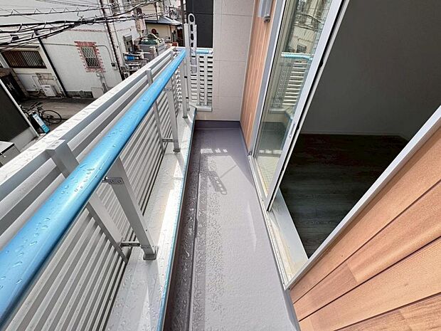 【バルコニー】陽当りの良いバルコニーはお洗濯物が効率よく乾きます。季節の光と風を感じられるとっておきの空間です。