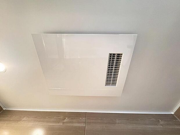 【浴室換気乾燥機】「浴室換気乾燥機」は梅雨の季節や春先の花粉の季節、最近ではPM2.5や黄砂の飛来対策としても外干しせずに室内で乾燥できるため、とても便利です。